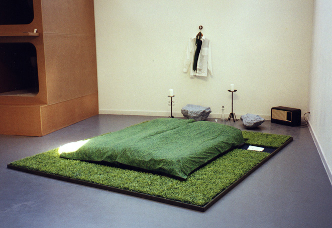 Arnold Schalks, 2002, onder zeil onder de zoden, slapen in kunst, Nachtlager Unter dem Rasen, schlafen in Kunst, liar underneath theturf, sleeping in art, Barbara Witteveen, slaapgelegenheid, As I lay dying, William Faulkner, Merlijn Schoonenboom, Joost van den Broek, Motel Mozaïque, CBK-TENT, Witte de Withstraat, Rotterdam