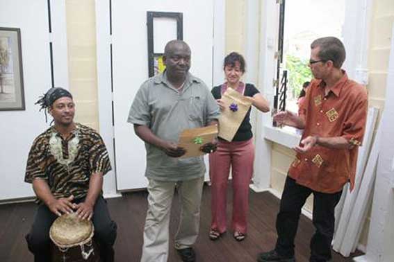 Arnold Schalks, 'Overhandiging van de eerste Surinoemers', Paramaribo, 2007