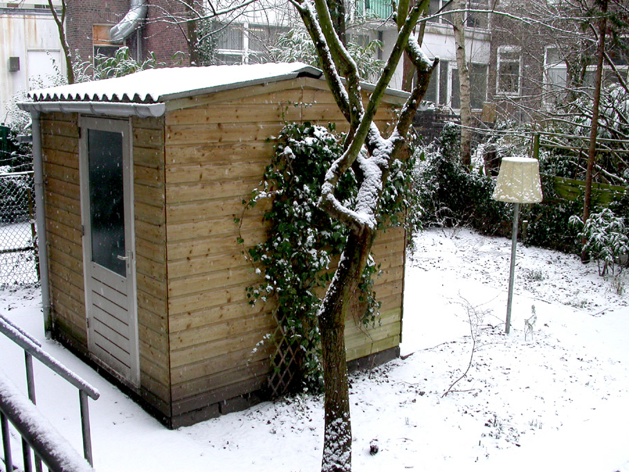 de vrije schuur in de sneeuw