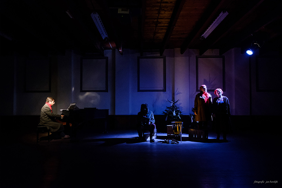 ^ 2021 / Freezing Winter Night (Mariano Boglioli, Bernhard Christiansen, Natascha Morsink & Christina Vltl) Sigarenfabriek , Delft / foto  Jan Hordijk