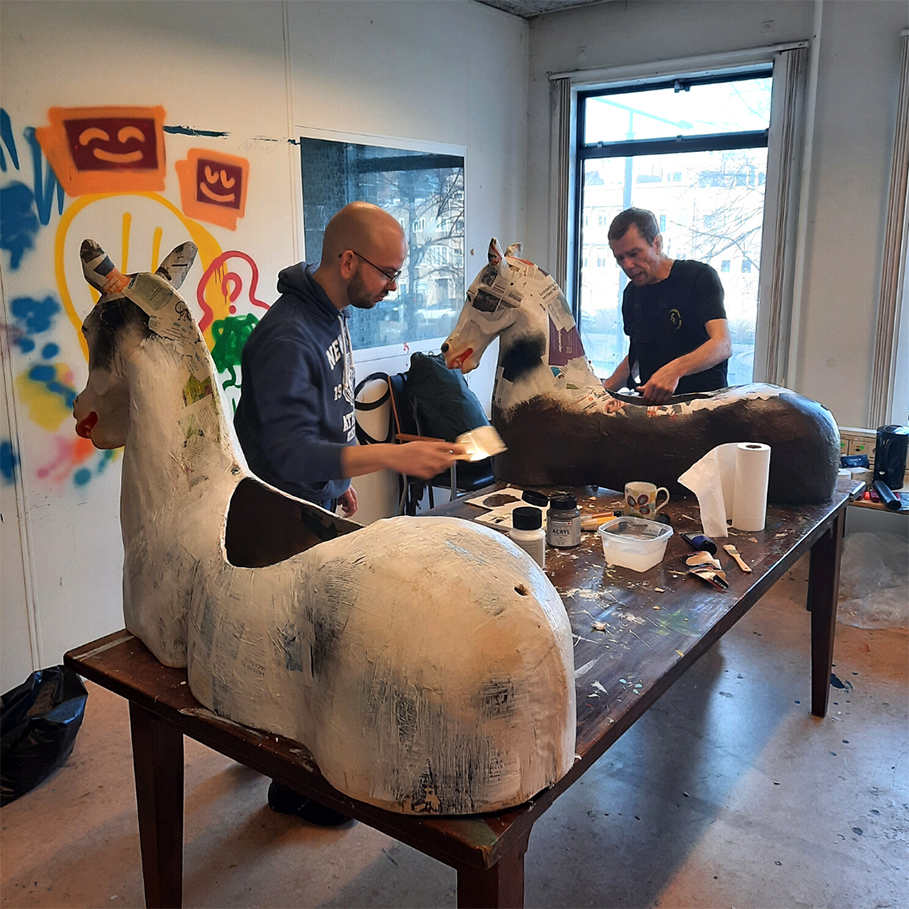 Decoreren van de commedia dell'arte-paardjes met Pieter Kooiman voor de productie Maria, keizerin van Dordrecht van Muziektheater Hollands Diep, Dordrecht.