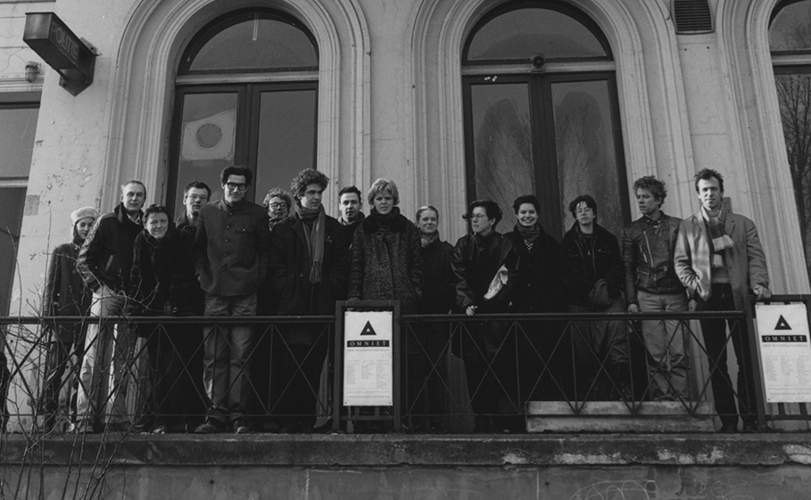 Arnold Schalks, 1986, Omniet, installatie, drie tentoonstellingen, Jan Senhorst, Henk Spronk, Marianne Fontein, Inge Schaareman, Vera Rijnvos, Riemke de Jong, Ed van der Hoeven, Mia van der Burg, Ernst Jan Smits, Wouter Hordijk, Ellen Dijkstra, Olaf Mooij, Joep van Lieshout, Hans Arends, Kick van Homeyer, Annet Palstra, Toine Ooms, Lizan Freijsen, Lidy Jacobs, Harm Verbeek, Paul Henning, Ludo Hoes, Ralph van Meijgaard, Jan Dietvorst, Ab van Hanegem, Yono, Uschi Motte, Marcos Carrasquer, Ans van der Burgt, Frank Vrede, stichting Kunst en Complex, voormalige politiepost Eendrachtsplein, Rotterdam